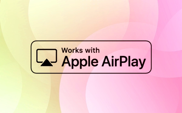 Логотип «Працює з Apple AirPlay» на рожево-жовтому фоні вказує на сумісність із технологією Apple AirPlay.