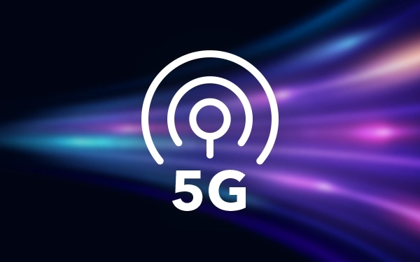 Символ 5G на тлі різнокольорових смуг світла у відтінках фіолетового та синього.