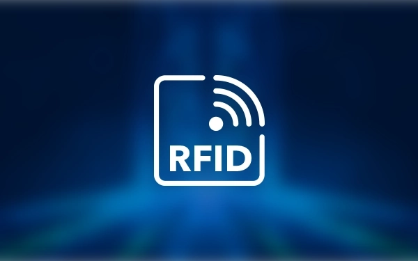 RFID (радіочастотна ідентифікація) значок, що символізує радіозв'язок на синьому фоні зі світловим ефектом