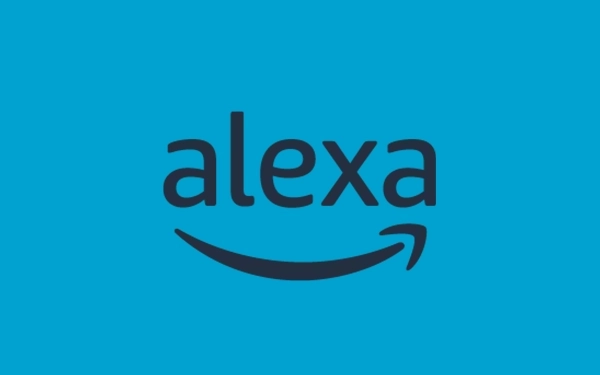 Логотип Amazon Alexa темно-синего цвета на светло-синем фоне.