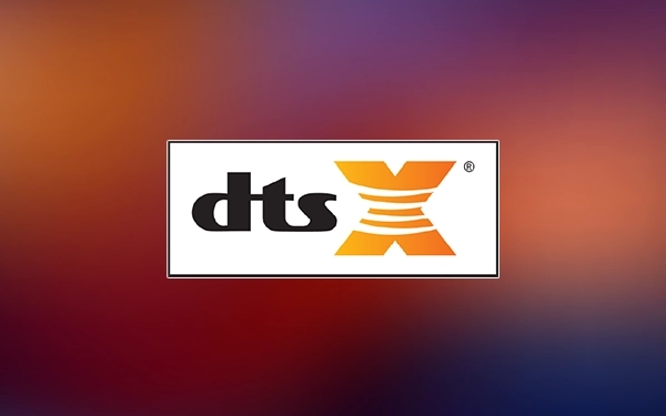 Логотип DTS:X (Digital Theater Systems:X) на фоні у відтінках оранжевого та фіолетового – символ технології об'ємного звуку