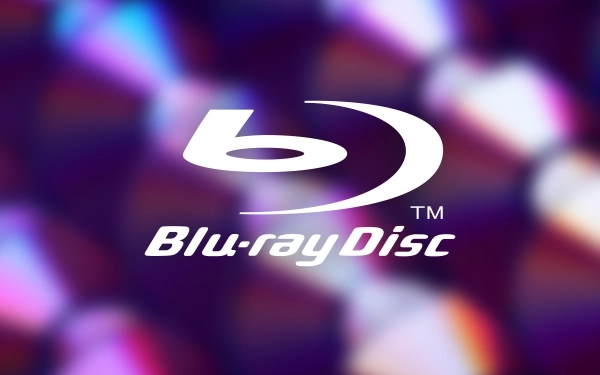 Логотип Blu-ray диска білого кольору на тлі розмитих кольорів у відтінках фіолетового, рожевого та синього.
