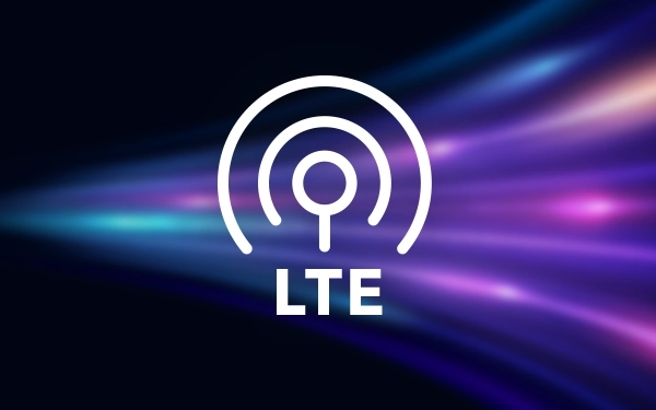 Символ LTE білого кольору на тлі різнокольорових смуг світла у відтінках фіолетового та синього.