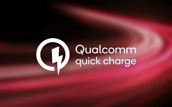 Логотип технологии быстрой зарядки Qualcomm Quick Charge отображается на фоне динамичных красных полос.