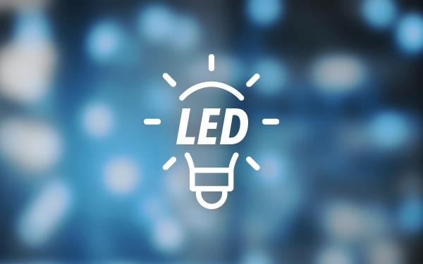 На размытом синем фоне изображен значок светодиодной лампочки (LED), символизирующей дополнительное освещение в электрической швабре.