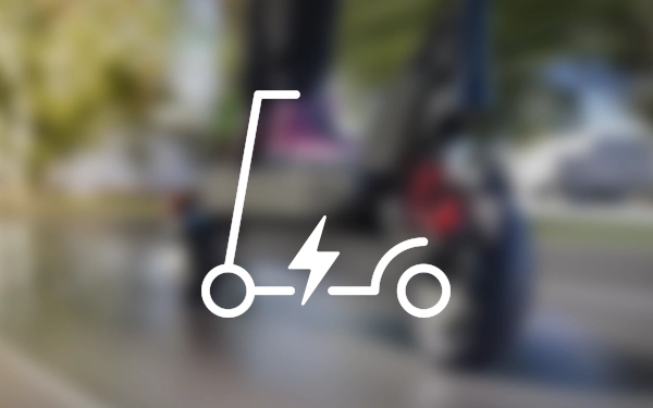Изображение электросамоката со знаком молнии, на фоне которого размытое изображение человека, едущего на самокате.