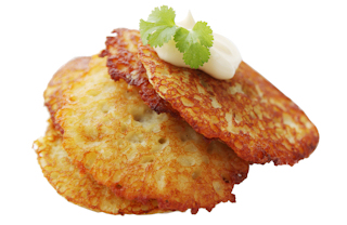 Za pomocą dodatkowej tarczy zetrzyj ziemniaki na pyszne placki ziemniaczane