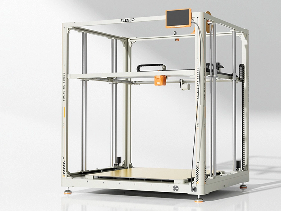 Білий 3D-принтер ELEGOO з помаранчевим друкованим об'єктом на робочій пластині на білому тлі.